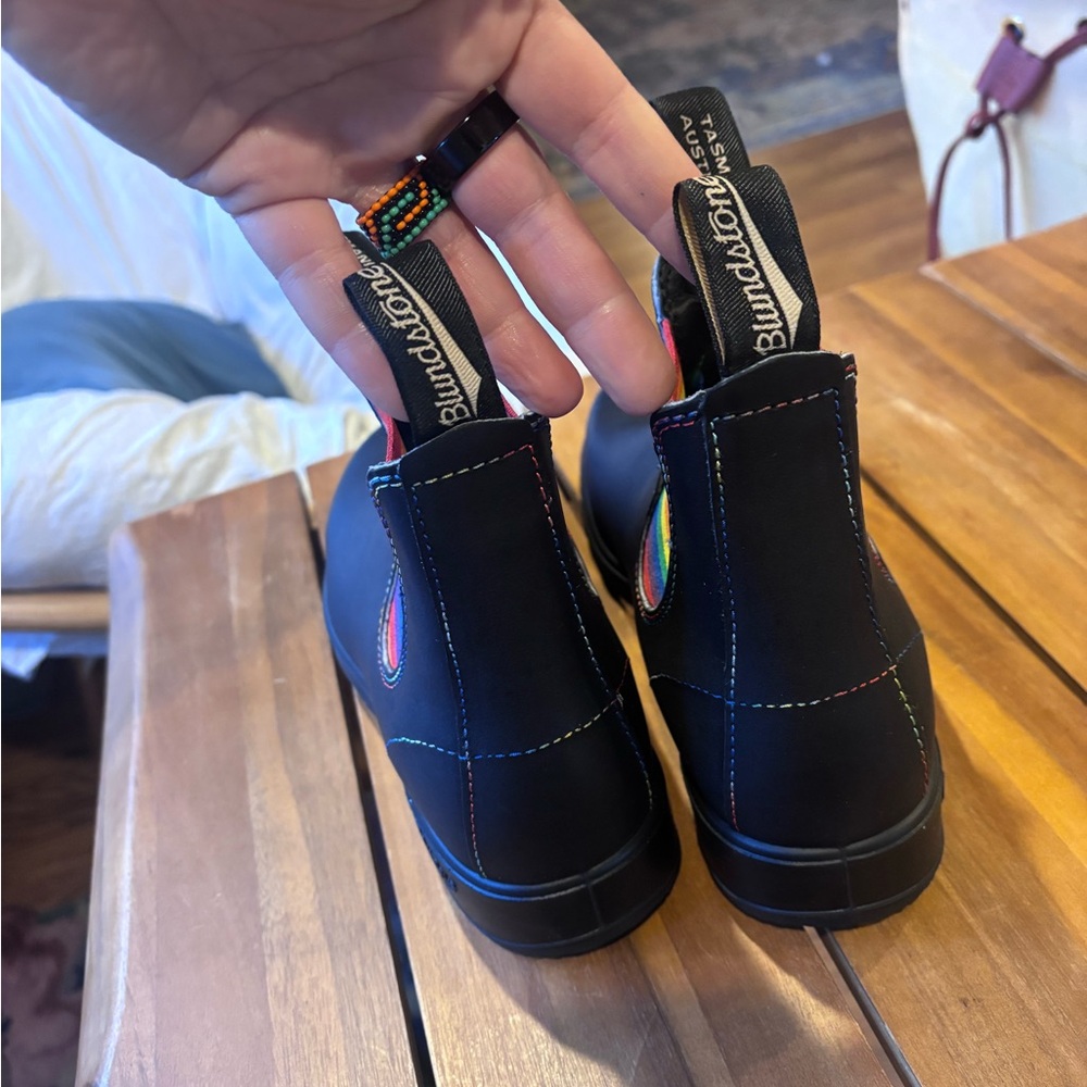 NWOT Blundstone Black Boots with Rainbow Elastic women’s size 8.5 - Picture 4 of 8